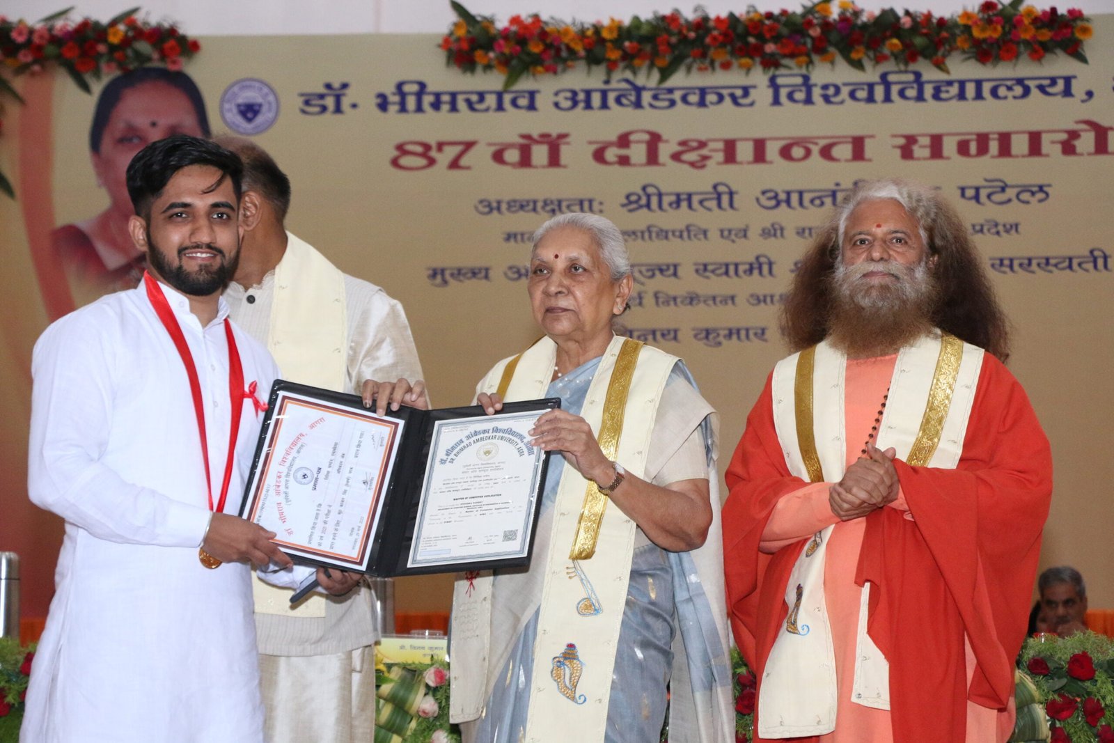 Sushant Sapra receiving the Gold Medal